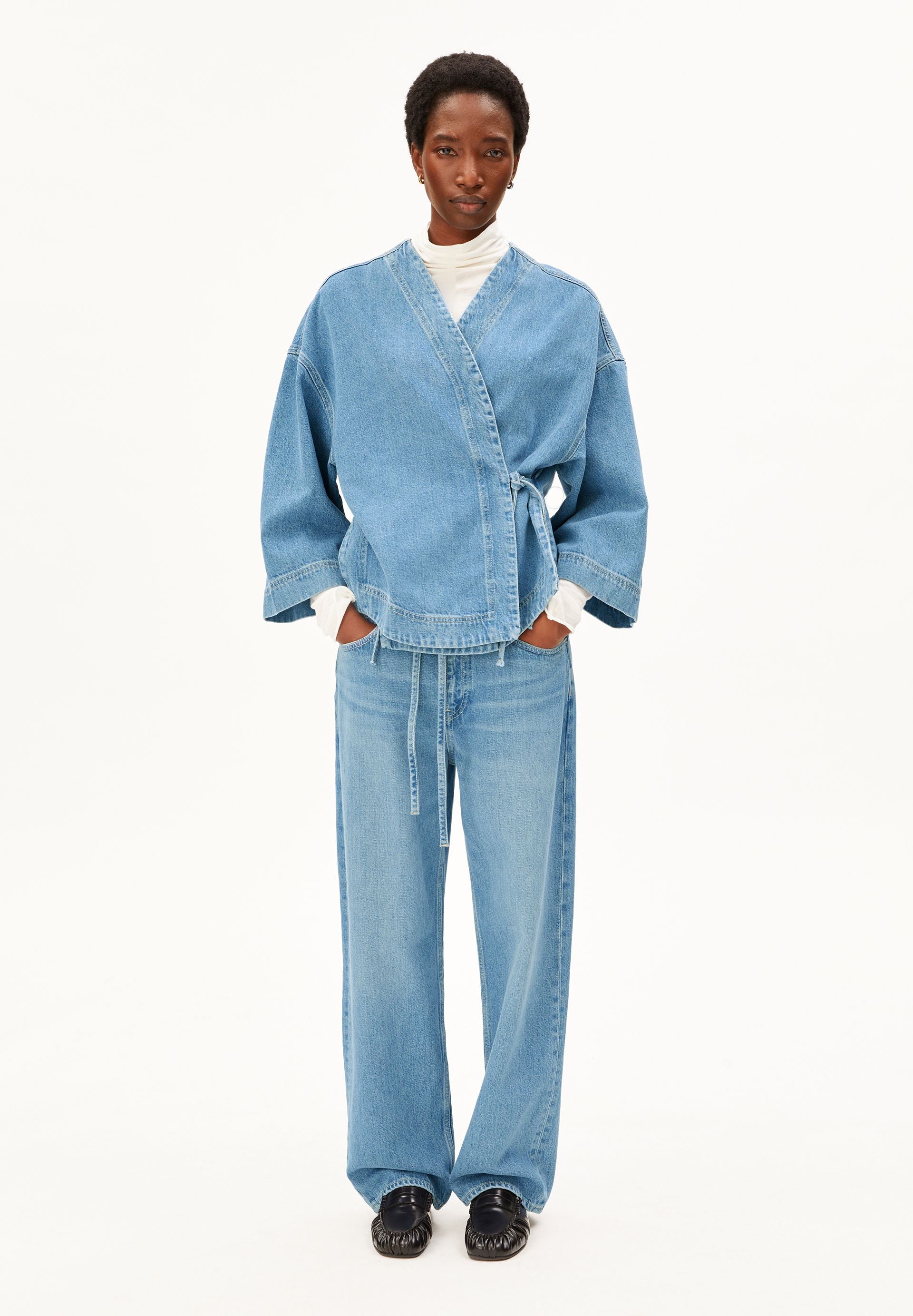 KIMONO Jeansjacke in Hellblau von ARMEDANGELS – Ansicht 5
