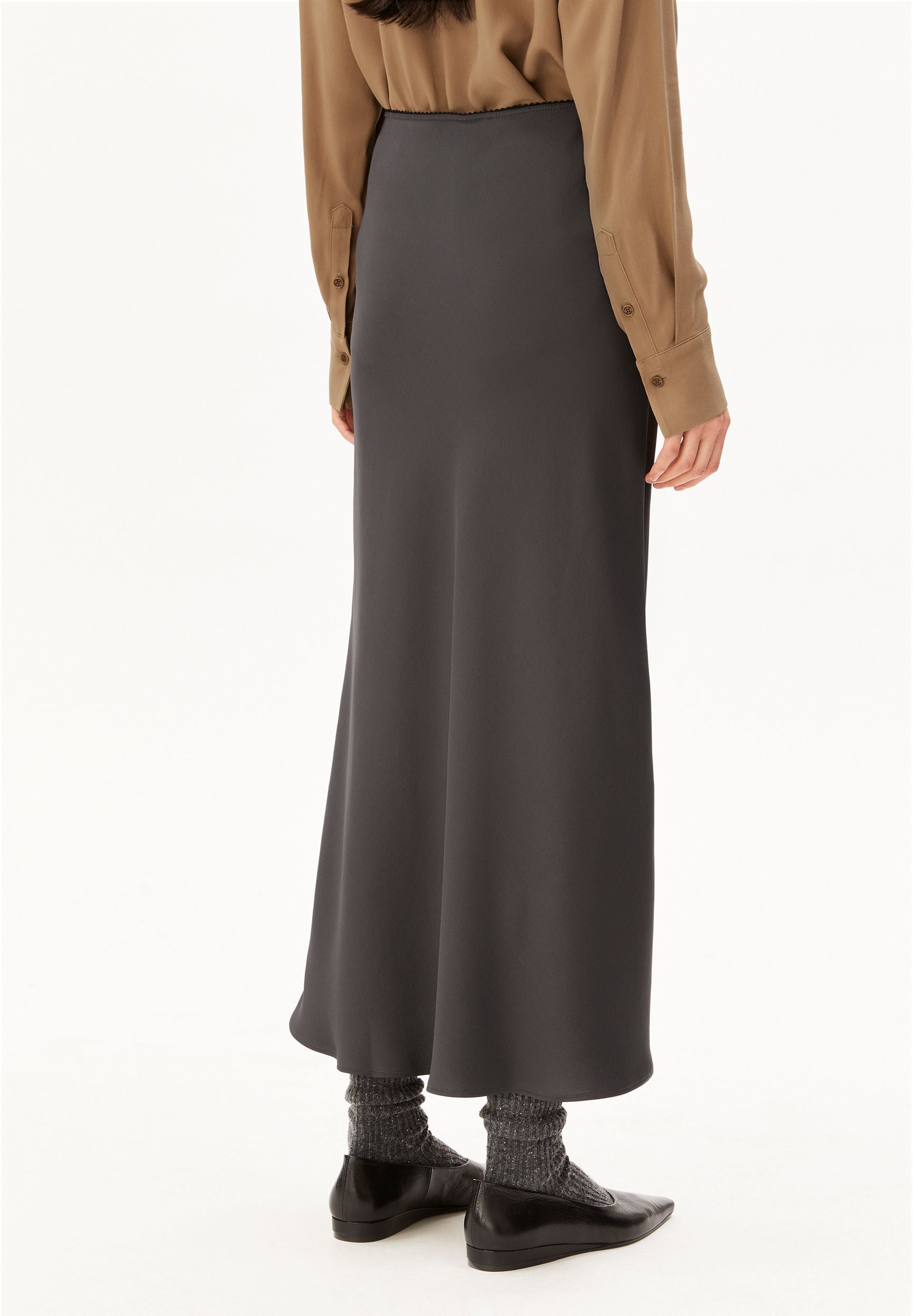 LENOVAA Satin Slip Rock in Anthrazit von ARMEDANGELS – Ansicht 2