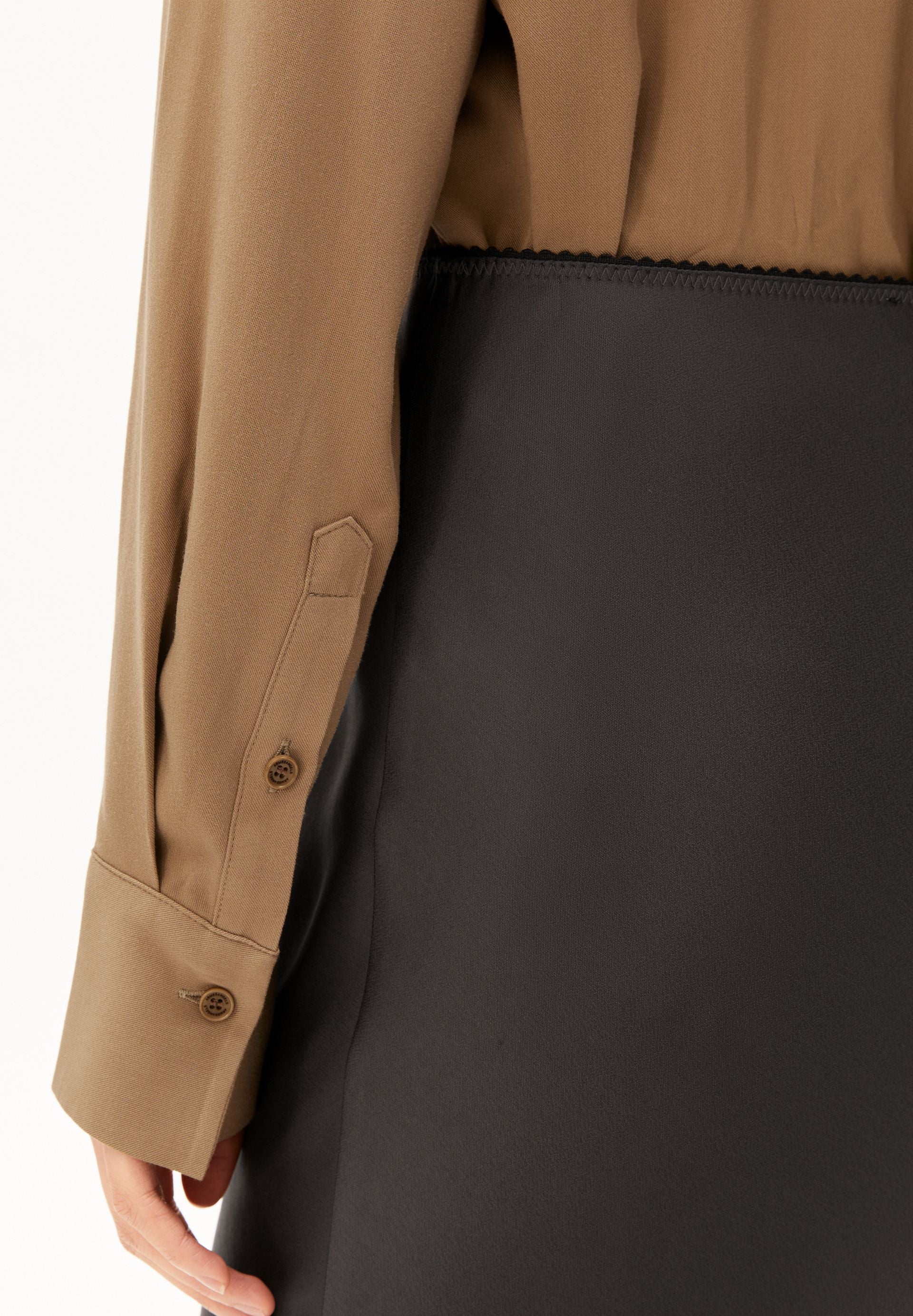 LENOVAA Satin Slip Rock in Anthrazit von ARMEDANGELS – Ansicht 3