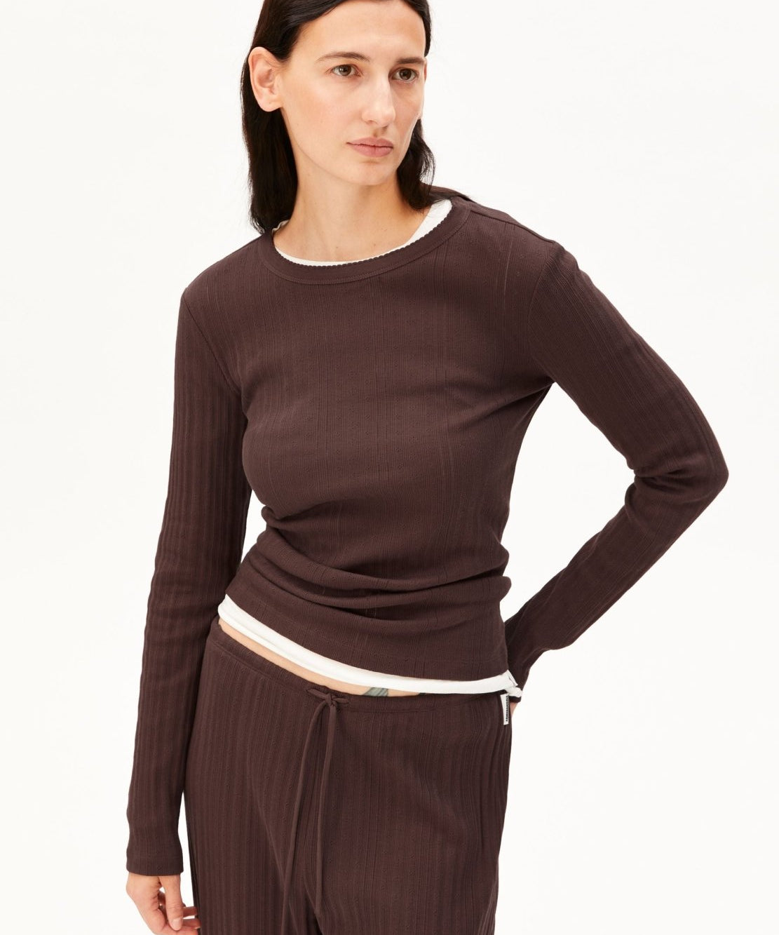 Pointelle Pyjama-Langarmshirt in Dunkelbraun von ARMEDANGELS – Ansicht 3