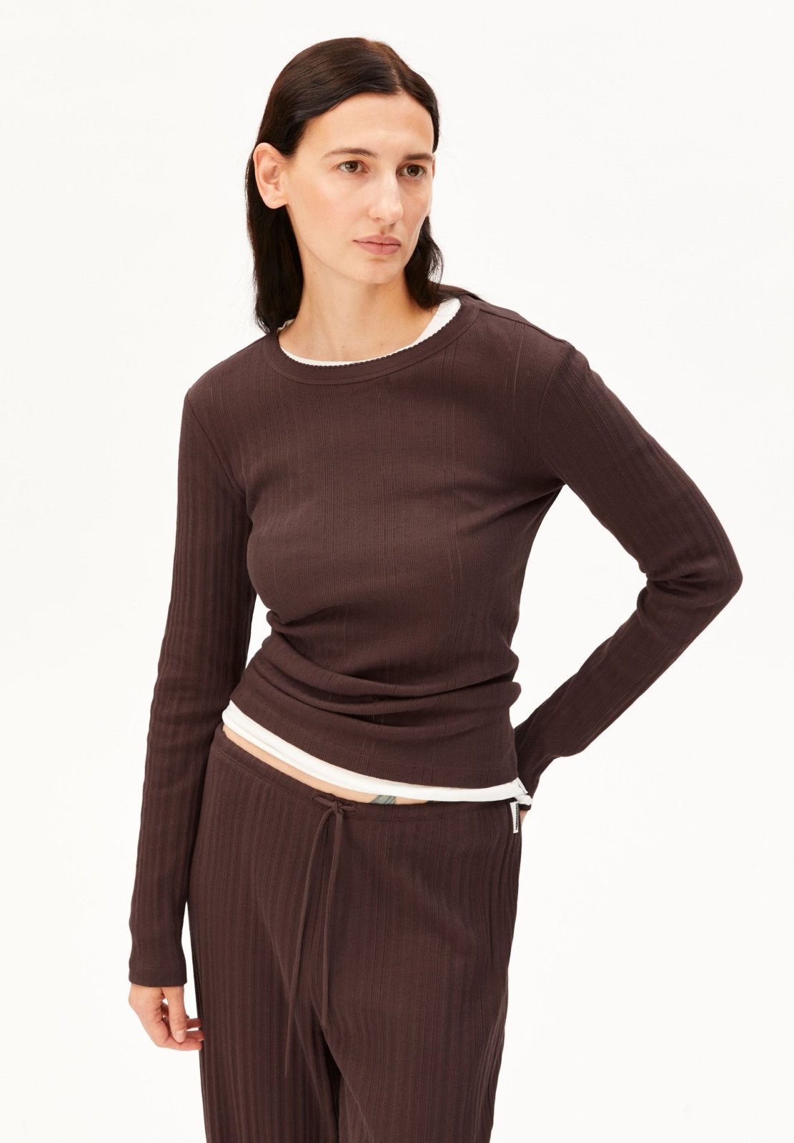 Pointelle Pyjama-Langarmshirt in Dunkelbraun von ARMEDANGELS – Ansicht 3