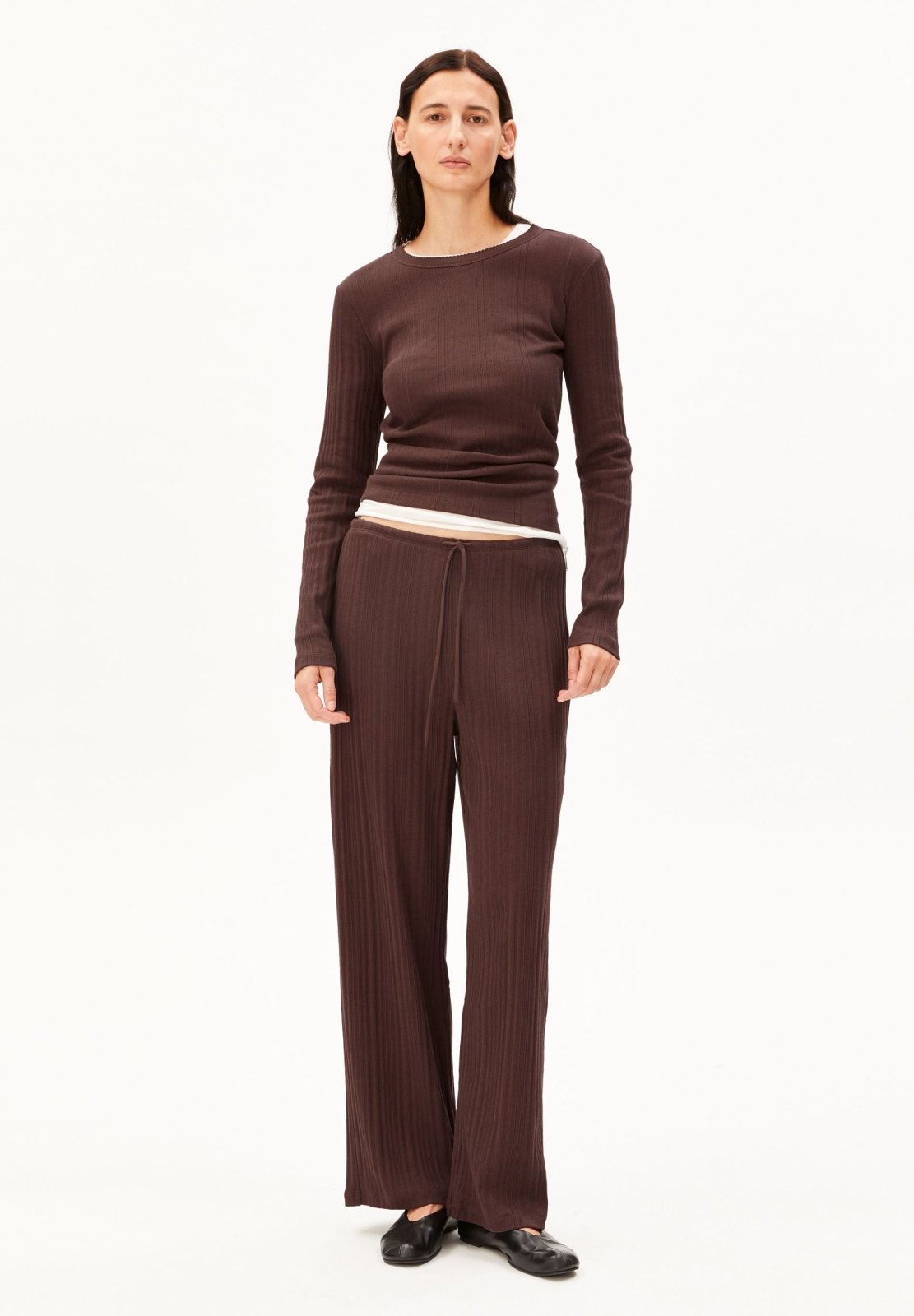 Pointelle Pyjama-Langarmshirt in Dunkelbraun von ARMEDANGELS – Ansicht 2