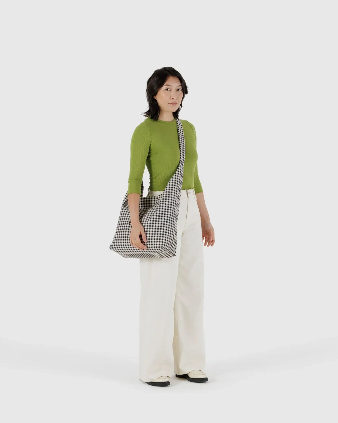 BAGGU - LARGE NYLON SLING Umhängetasche • Black & White Gingham - Umhängetasche - ROSA ECK Concept Store