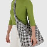 BAGGU - LARGE NYLON SLING Umhängetasche • Black & White Gingham - Umhängetasche - ROSA ECK Concept Store