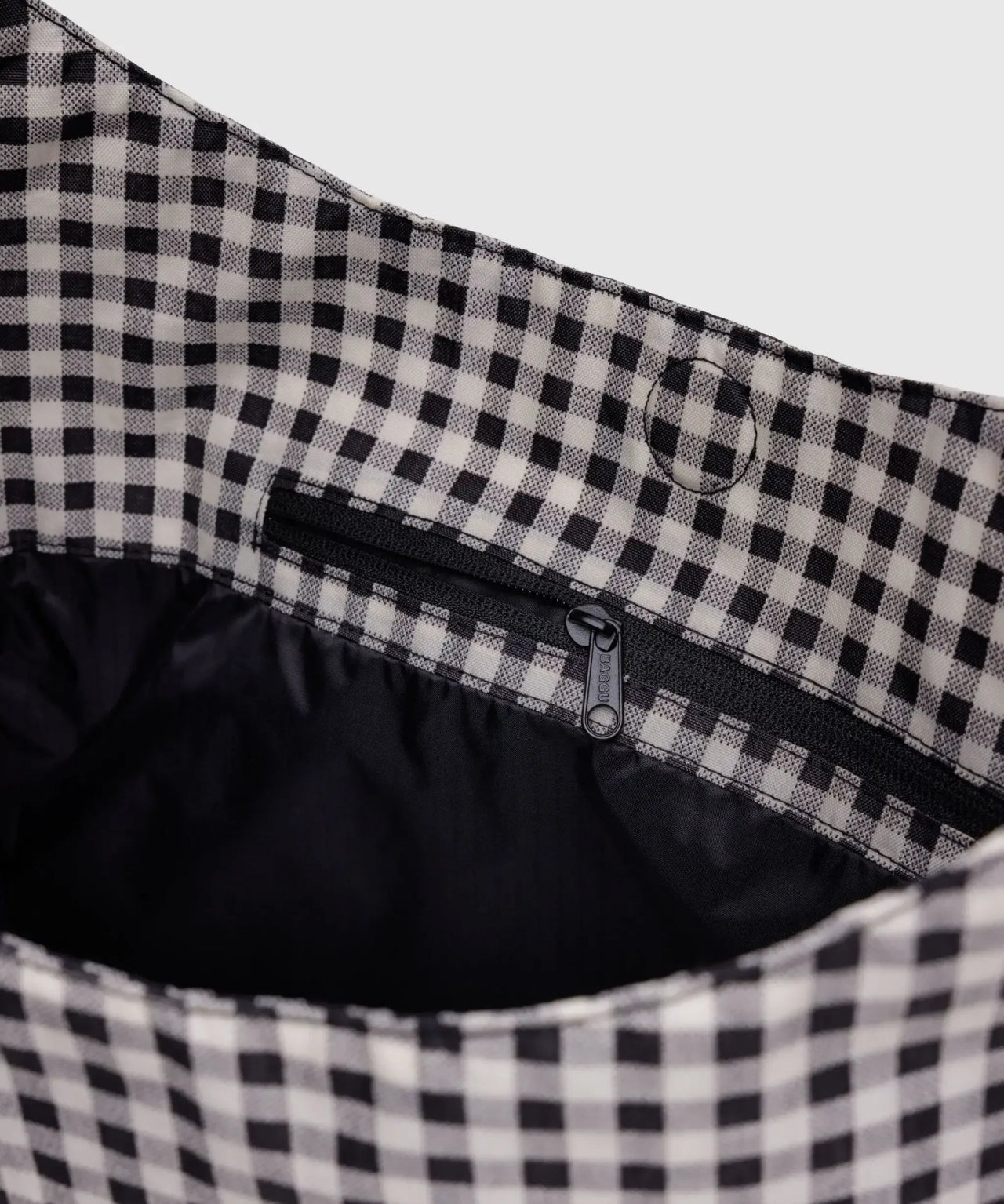 BAGGU - LARGE NYLON SLING Umhängetasche • Black & White Gingham - Umhängetasche - ROSA ECK Concept Store