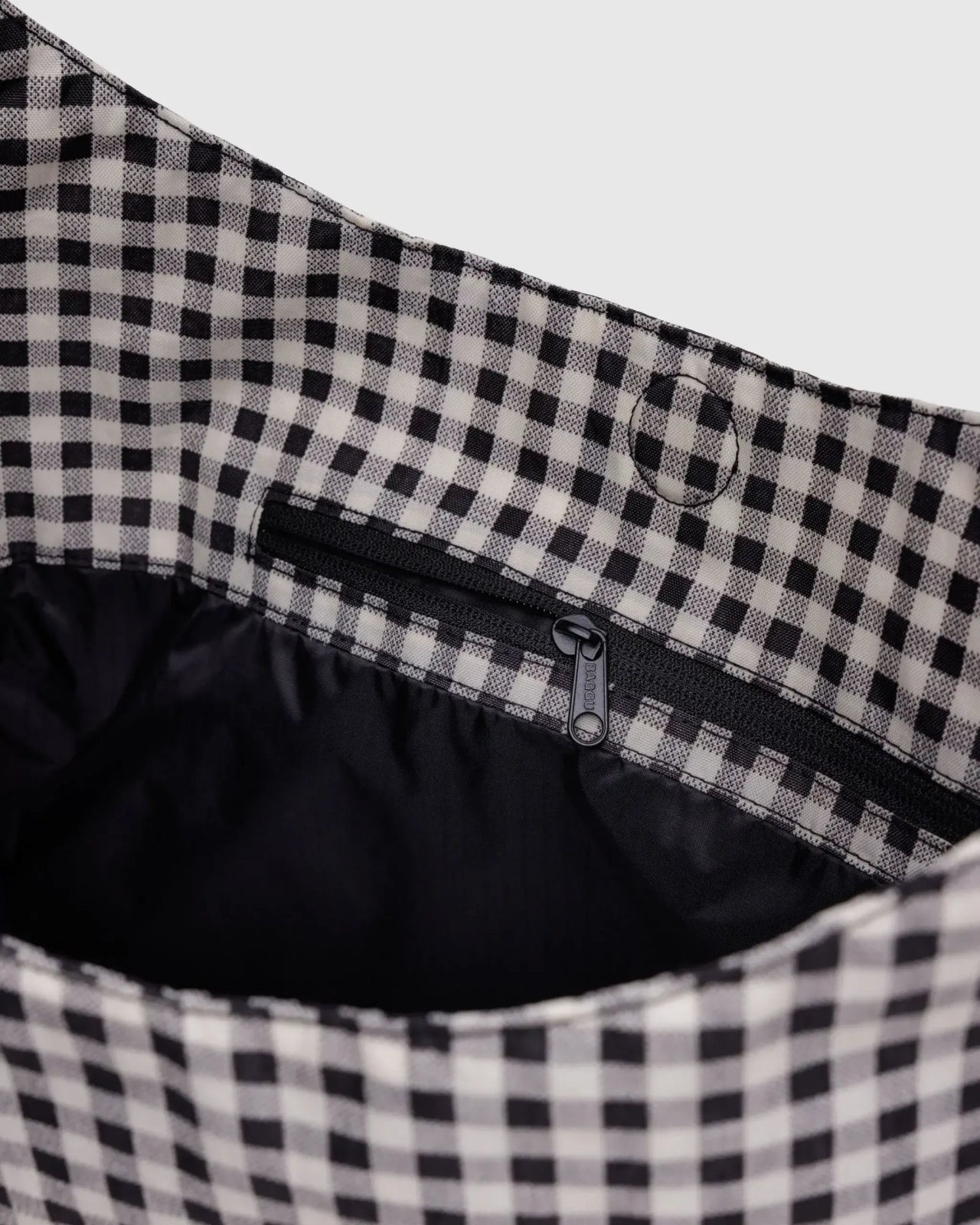 BAGGU - LARGE NYLON SLING Umhängetasche • Black & White Gingham - Umhängetasche - ROSA ECK Concept Store