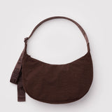 Medium Nylon Crescent Bag Umhängetasche • Coffee