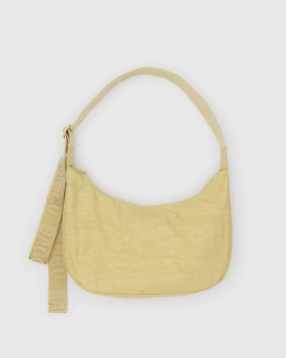 BAGGU - MEDIUM NYLON CRESCENT BAG Schultertasche • Butter - Umhängetasche - ROSA ECK Concept Store