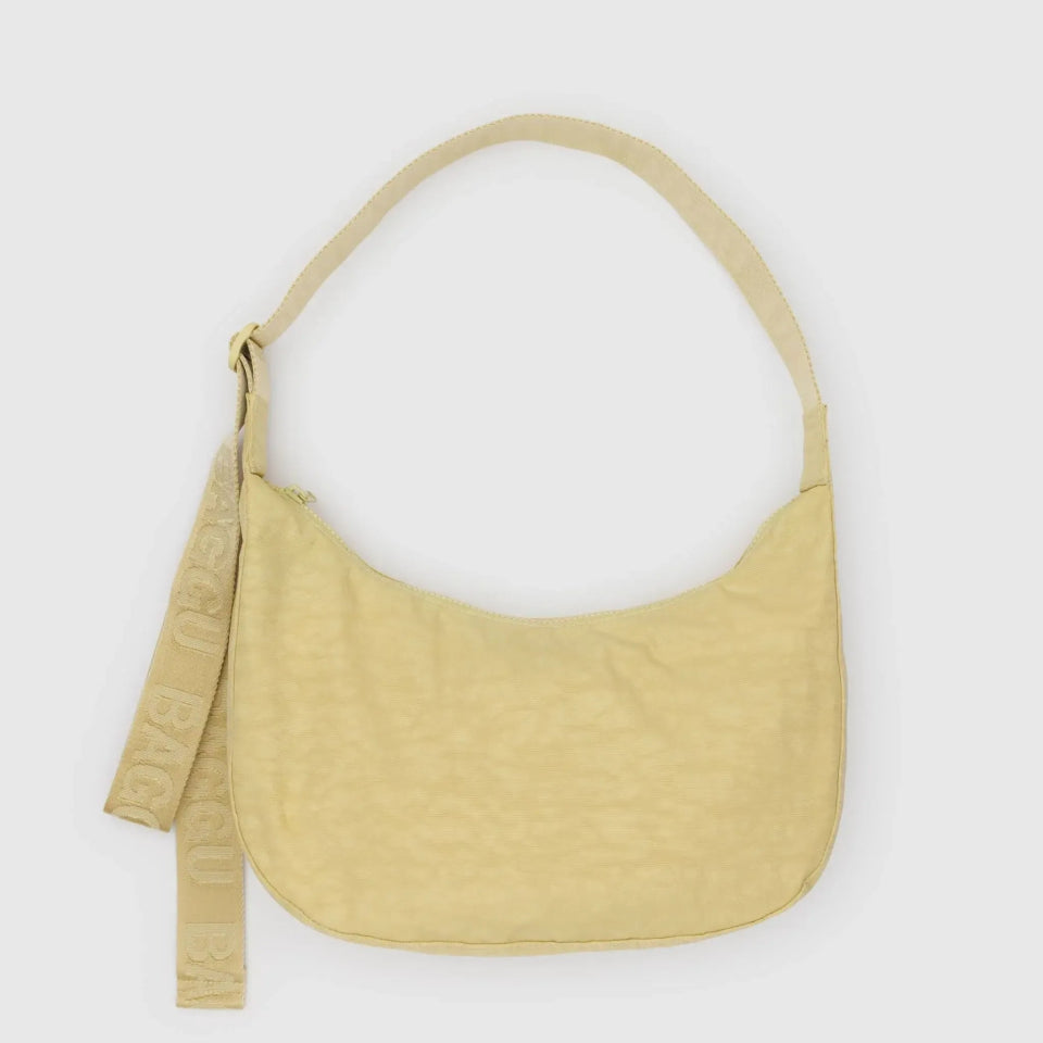 BAGGU - MEDIUM NYLON CRESCENT BAG Schultertasche • Butter - Umhängetasche - ROSA ECK Concept Store