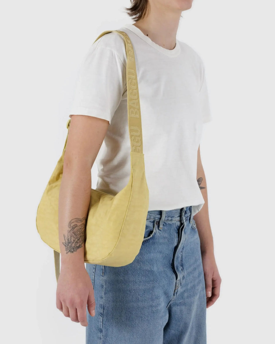 BAGGU - MEDIUM NYLON CRESCENT BAG Schultertasche • Butter - Umhängetasche - ROSA ECK Concept Store