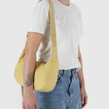 BAGGU - MEDIUM NYLON CRESCENT BAG Schultertasche • Butter - Umhängetasche - ROSA ECK Concept Store