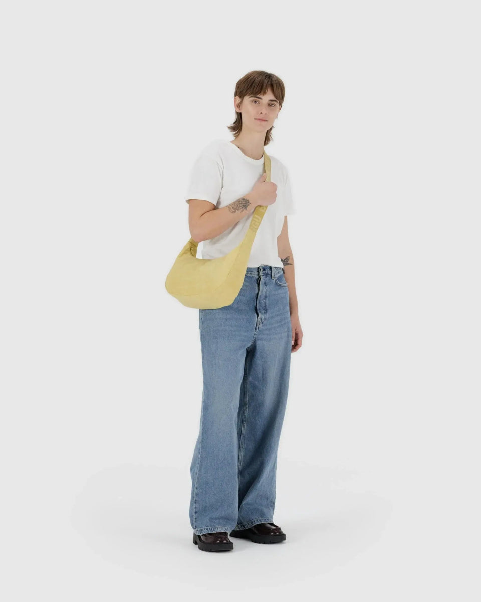 BAGGU - MEDIUM NYLON CRESCENT BAG Schultertasche • Butter - Umhängetasche - ROSA ECK Concept Store