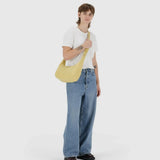 BAGGU - MEDIUM NYLON CRESCENT BAG Schultertasche • Butter - Umhängetasche - ROSA ECK Concept Store