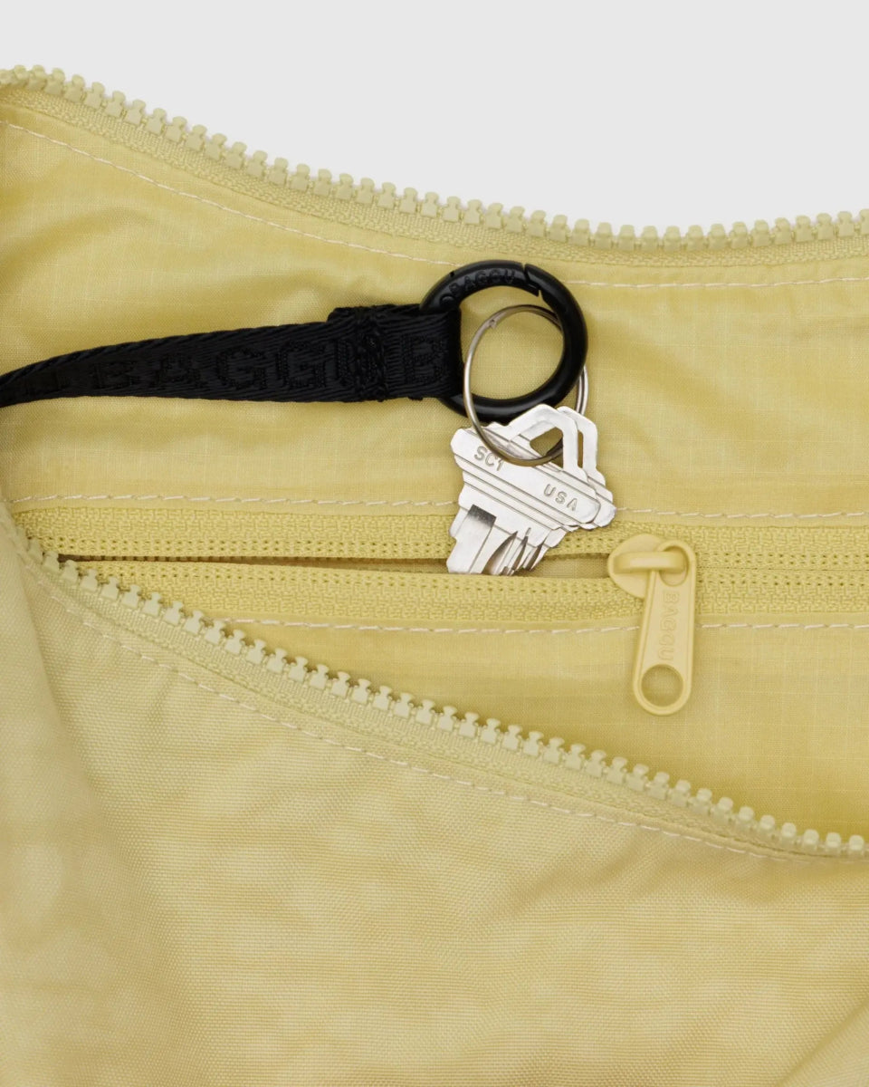 BAGGU - MEDIUM NYLON CRESCENT BAG Schultertasche • Butter - Umhängetasche - ROSA ECK Concept Store