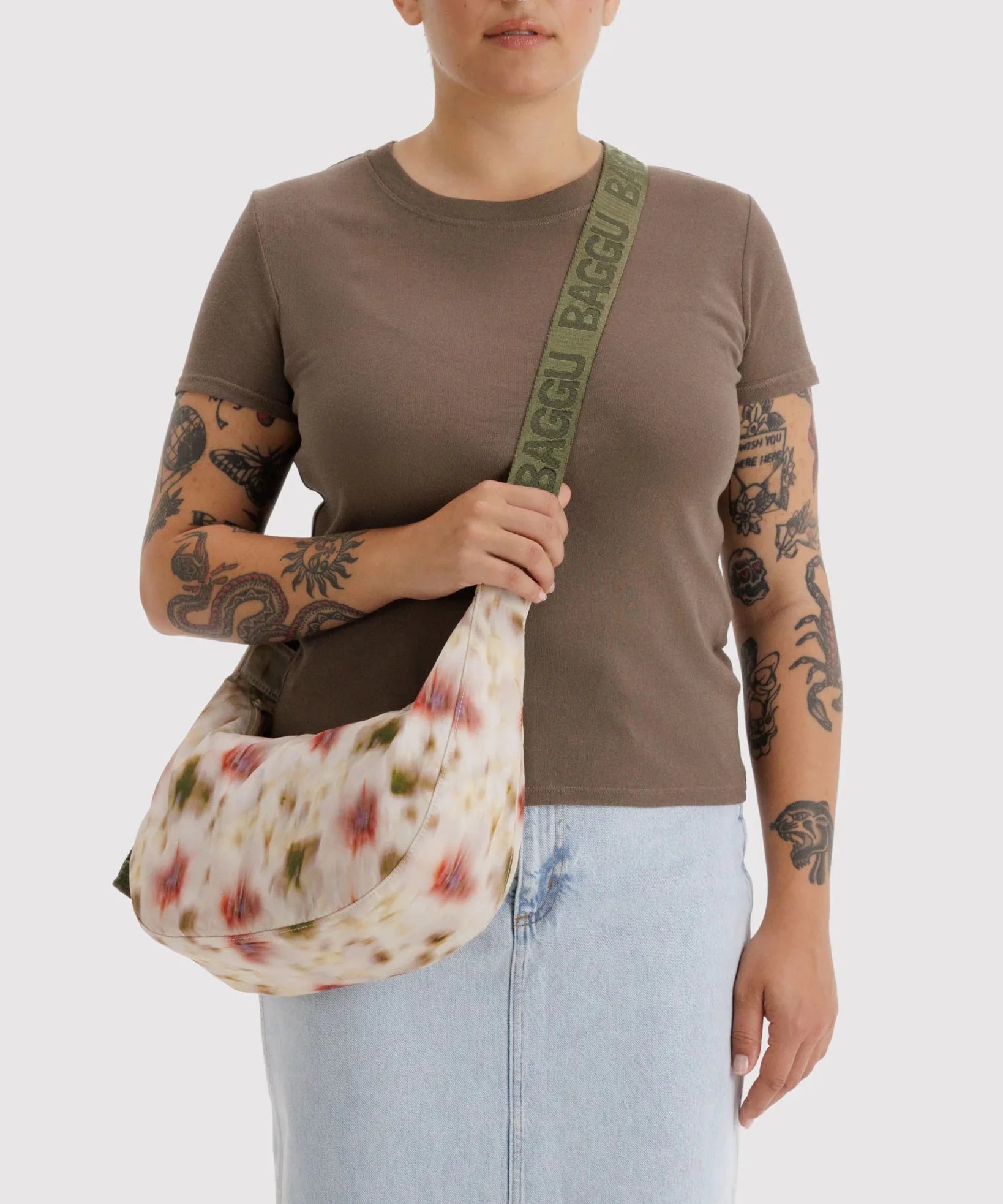BAGGU - Medium Nylon Crescent Bag Umhängetasche • Abstract Floral - ROSA ECK