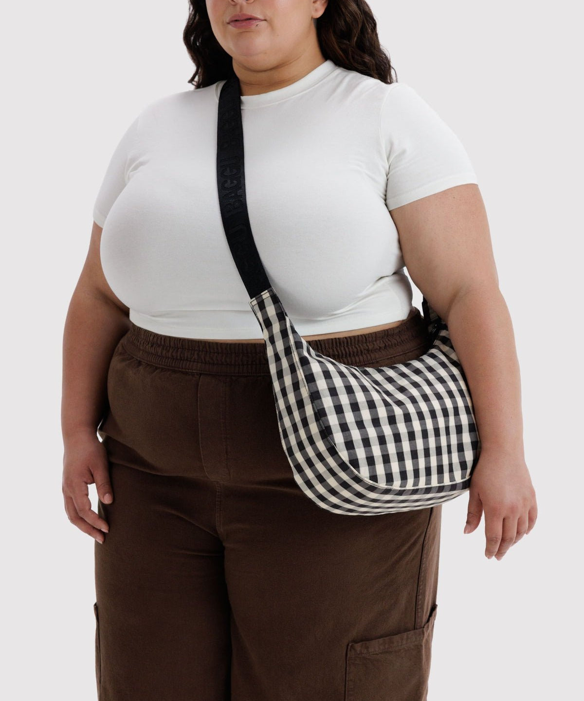 BAGGU - Medium Nylon Crescent Bag Umhängetasche • Black and Cream Gingham - ROSA ECK