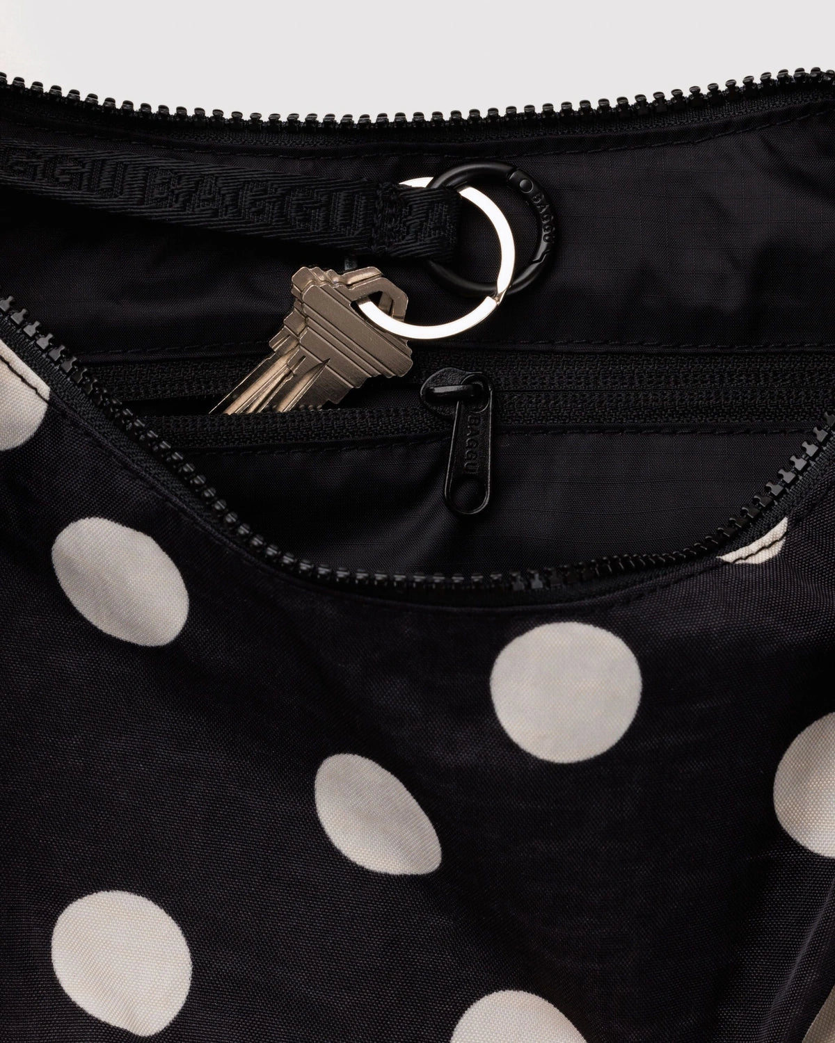 BAGGU - Medium Nylon Crescent Bag Umhängetasche • Black and Cream Polka Dot - ROSA ECK