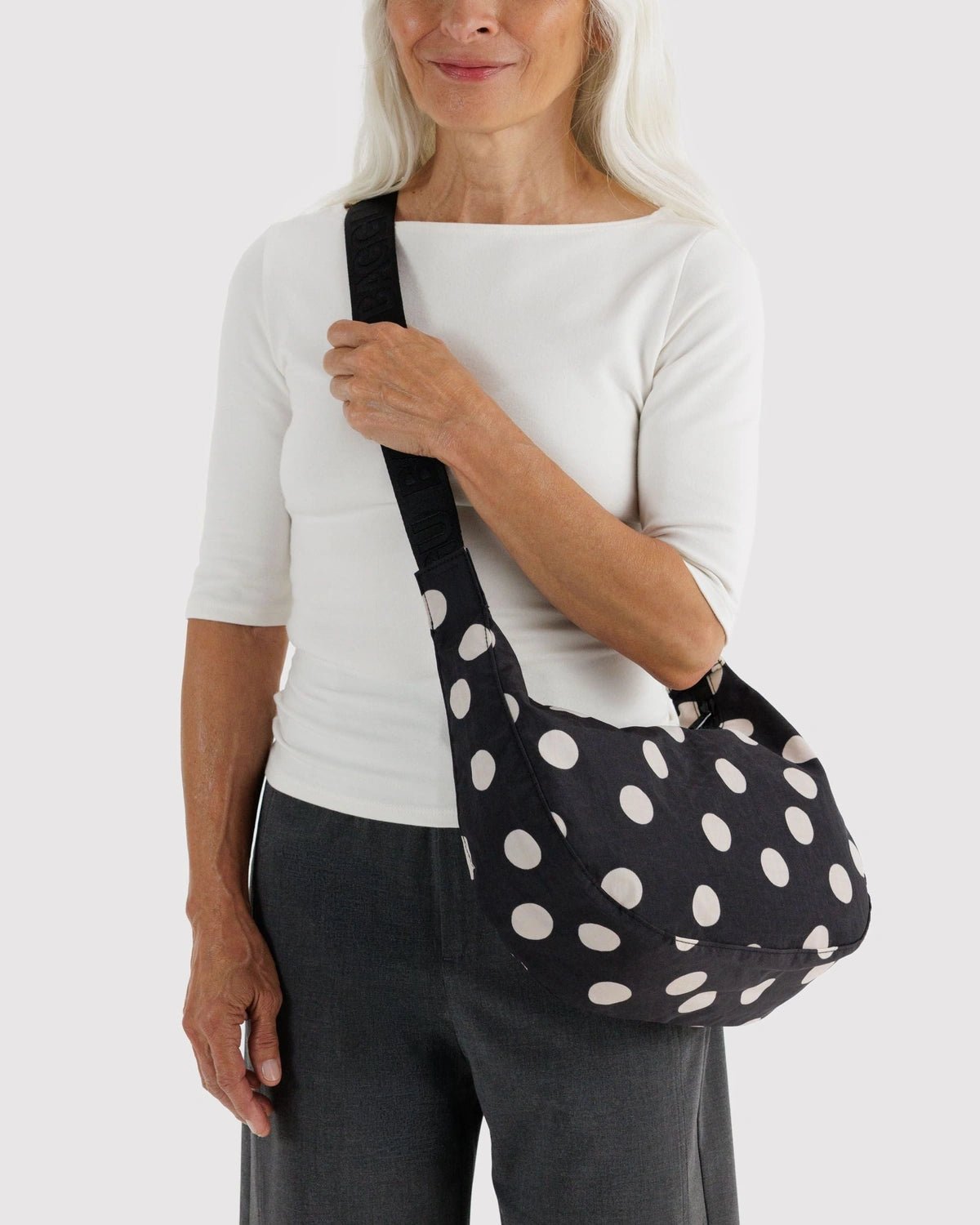 BAGGU - Medium Nylon Crescent Bag Umhängetasche • Black and Cream Polka Dot - ROSA ECK