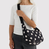 BAGGU - Medium Nylon Crescent Bag Umhängetasche • Black and Cream Polka Dot - ROSA ECK