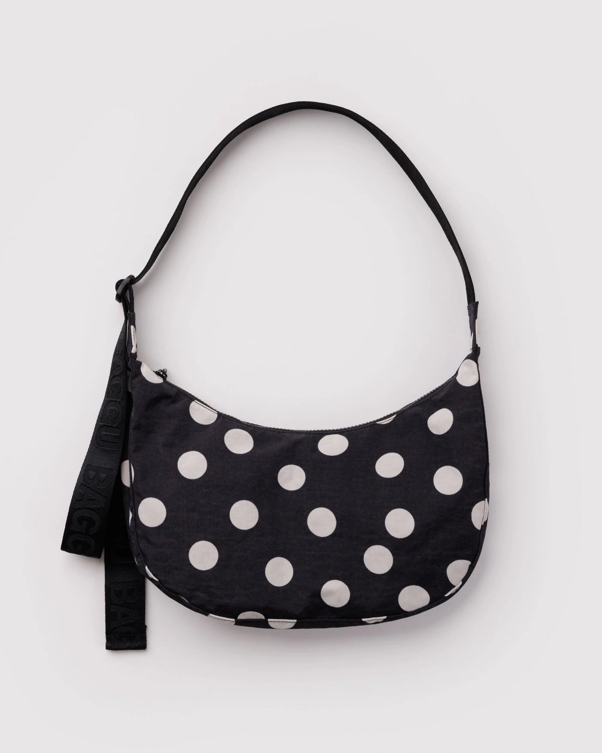 BAGGU - Medium Nylon Crescent Bag Umhängetasche • Black and Cream Polka Dot - ROSA ECK