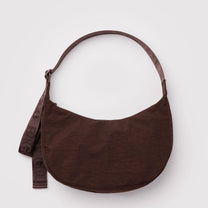 BAGGU - Medium Nylon Crescent Bag Umhängetasche • Coffee - ROSA ECK