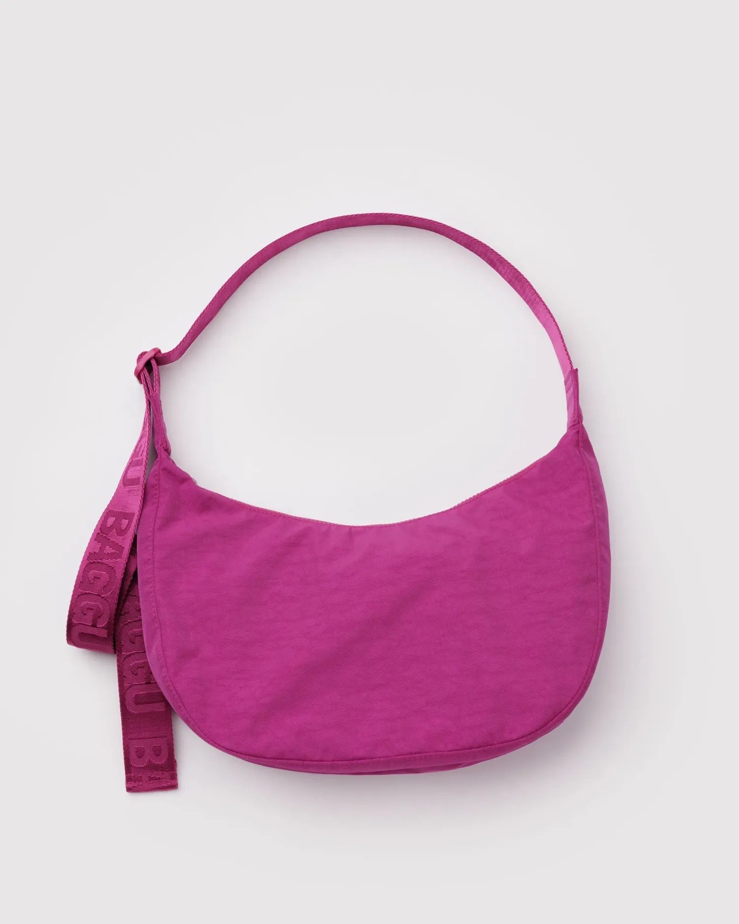 BAGGU - Medium Nylon Crescent Bag Umhängetasche • Deep Fuchsia - ROSA ECK