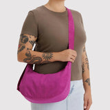 BAGGU - Medium Nylon Crescent Bag Umhängetasche • Deep Fuchsia - ROSA ECK