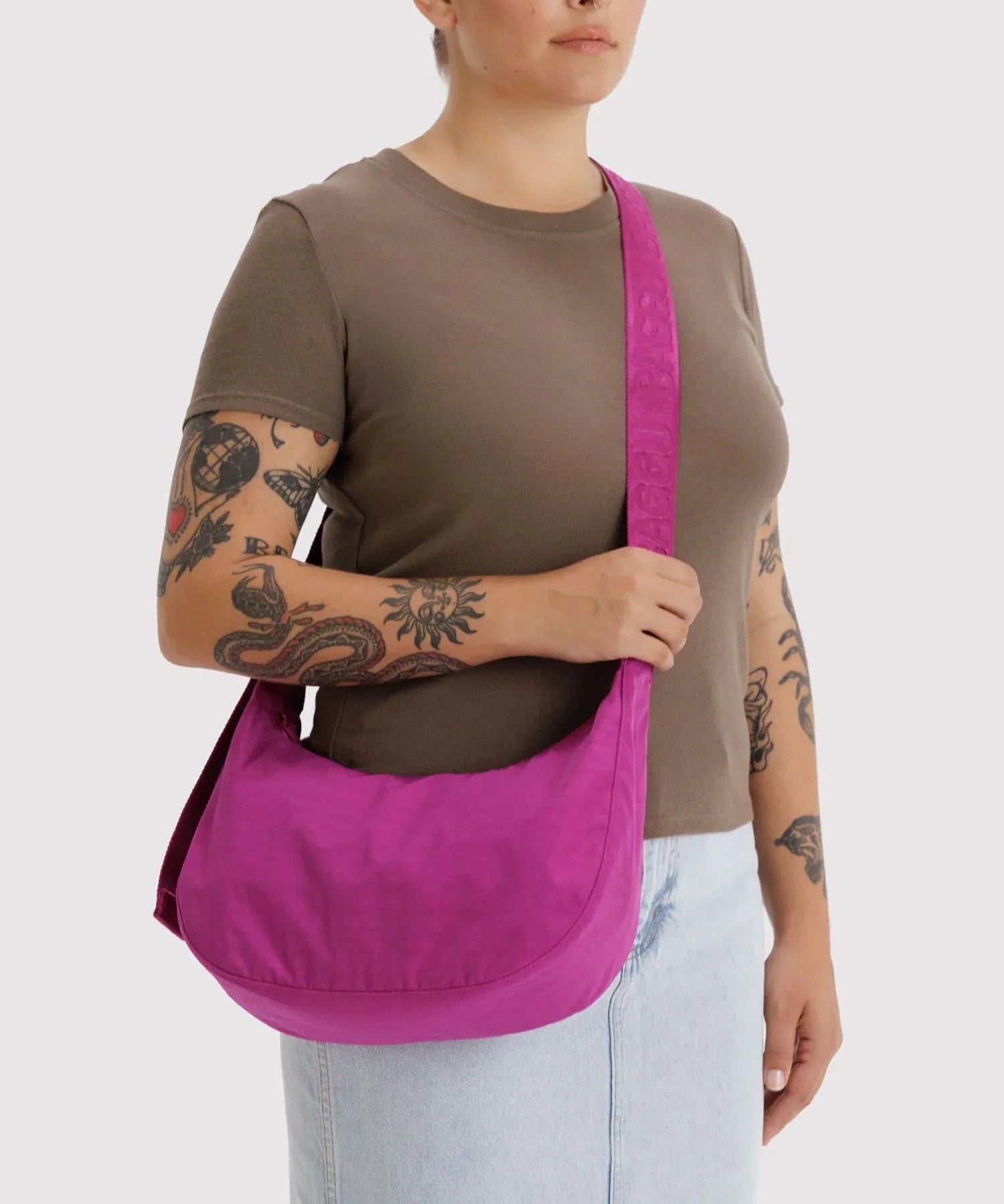 BAGGU - Medium Nylon Crescent Bag Umhängetasche • Deep Fuchsia - ROSA ECK