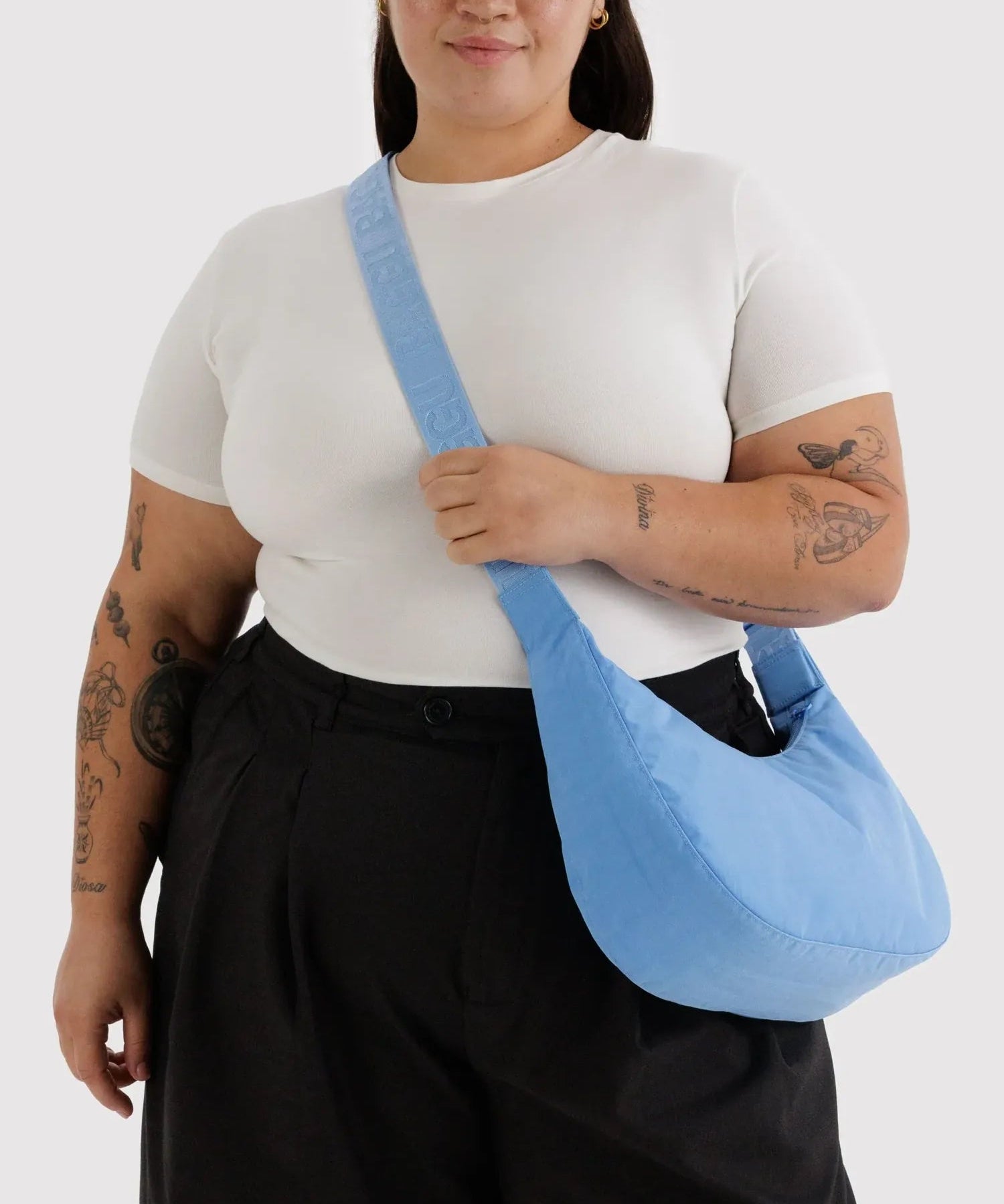 BAGGU - Medium Nylon Crescent Bag Umhängetasche • Piscine - ROSA ECK