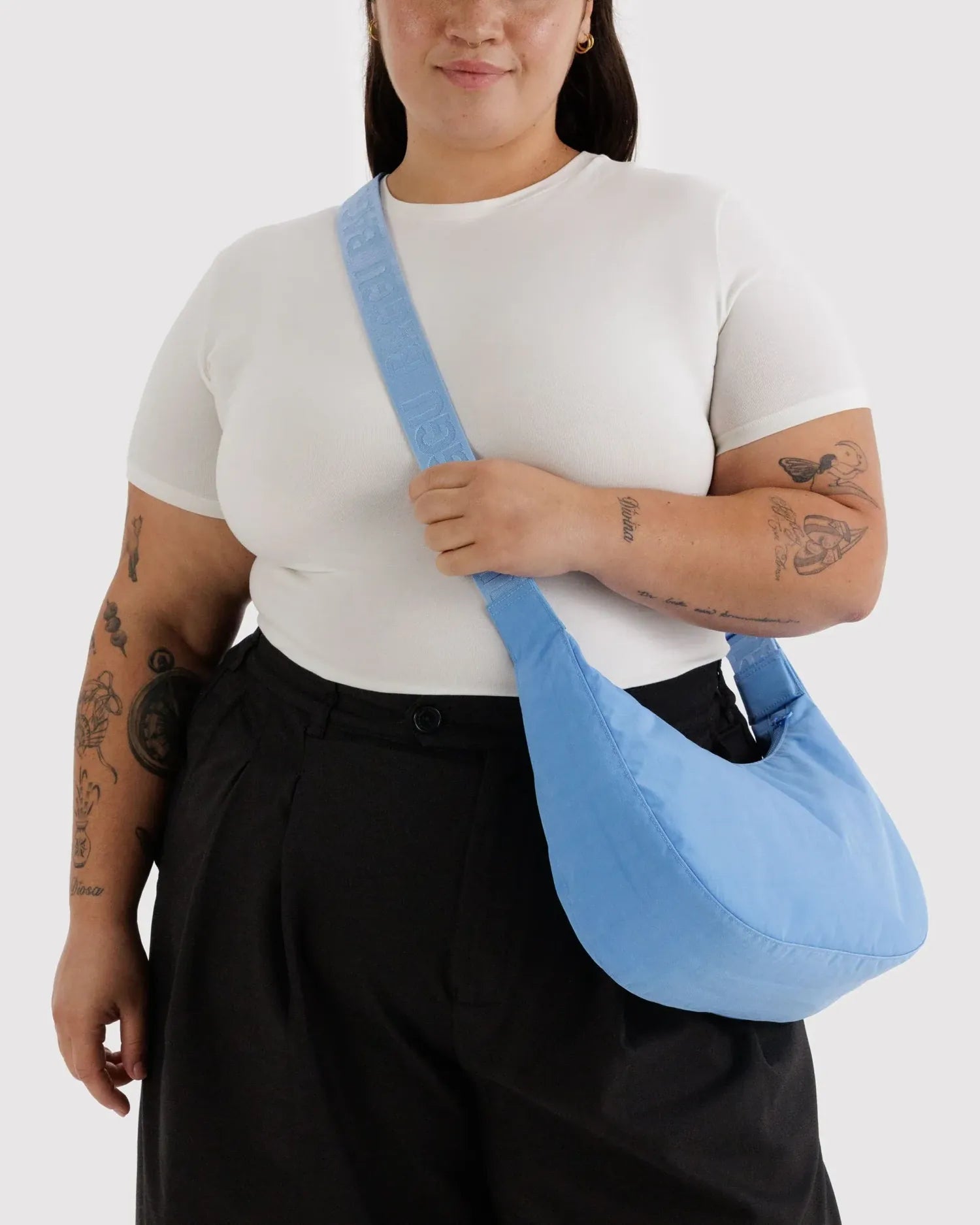 BAGGU - Medium Nylon Crescent Bag Umhängetasche • Piscine - ROSA ECK