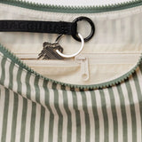 BAGGU - Medium Nylon Crescent Bag Umhängetasche • Sage Stripe - ROSA ECK