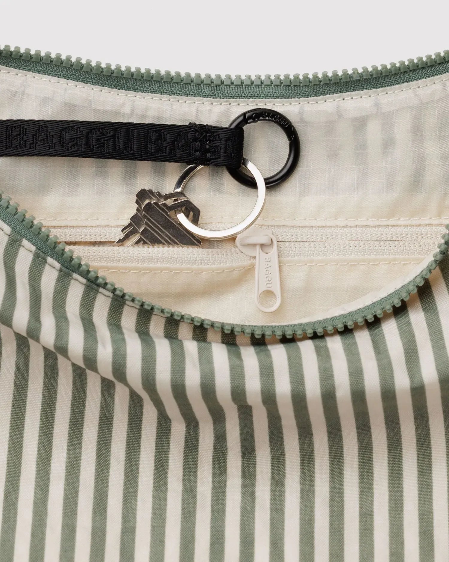 BAGGU - Medium Nylon Crescent Bag Umhängetasche • Sage Stripe - ROSA ECK