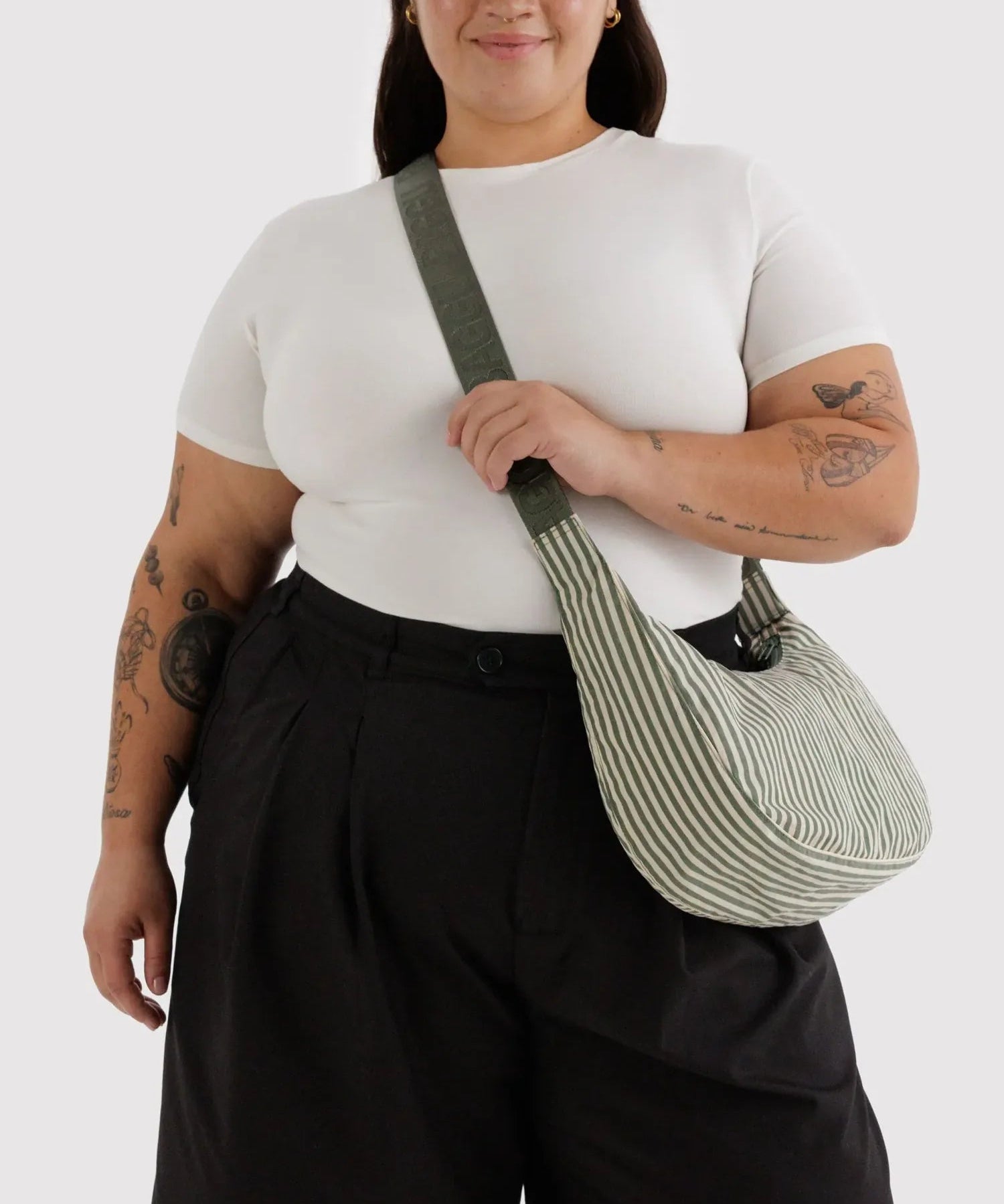 BAGGU - Medium Nylon Crescent Bag Umhängetasche • Sage Stripe - ROSA ECK