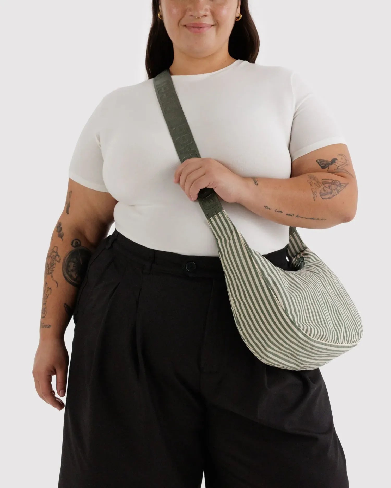 BAGGU - Medium Nylon Crescent Bag Umhängetasche • Sage Stripe - ROSA ECK