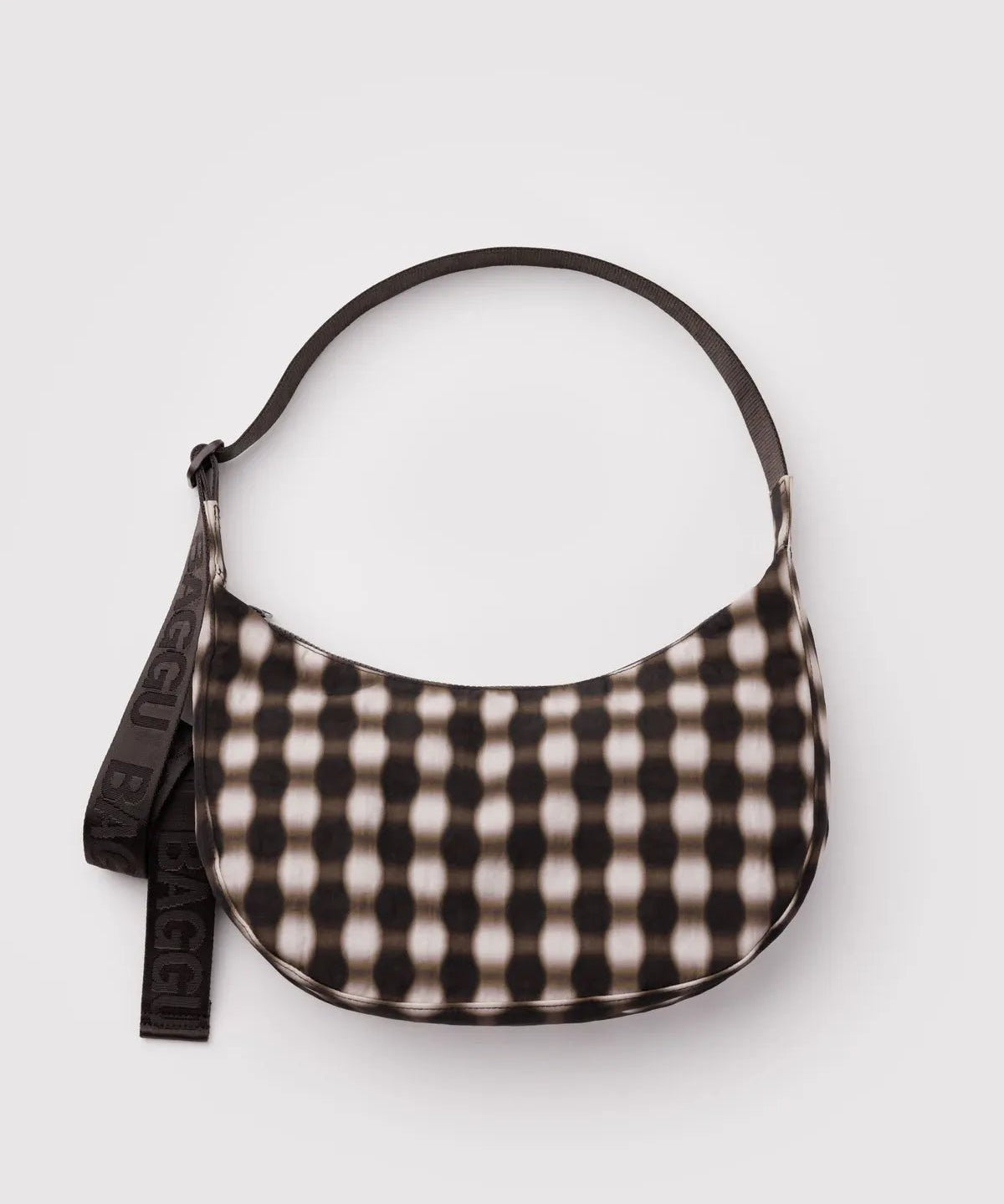BAGGU - Medium Nylon Crescent Bag Umhängetasche • Blurred Gingham Brown - ROSA ECK