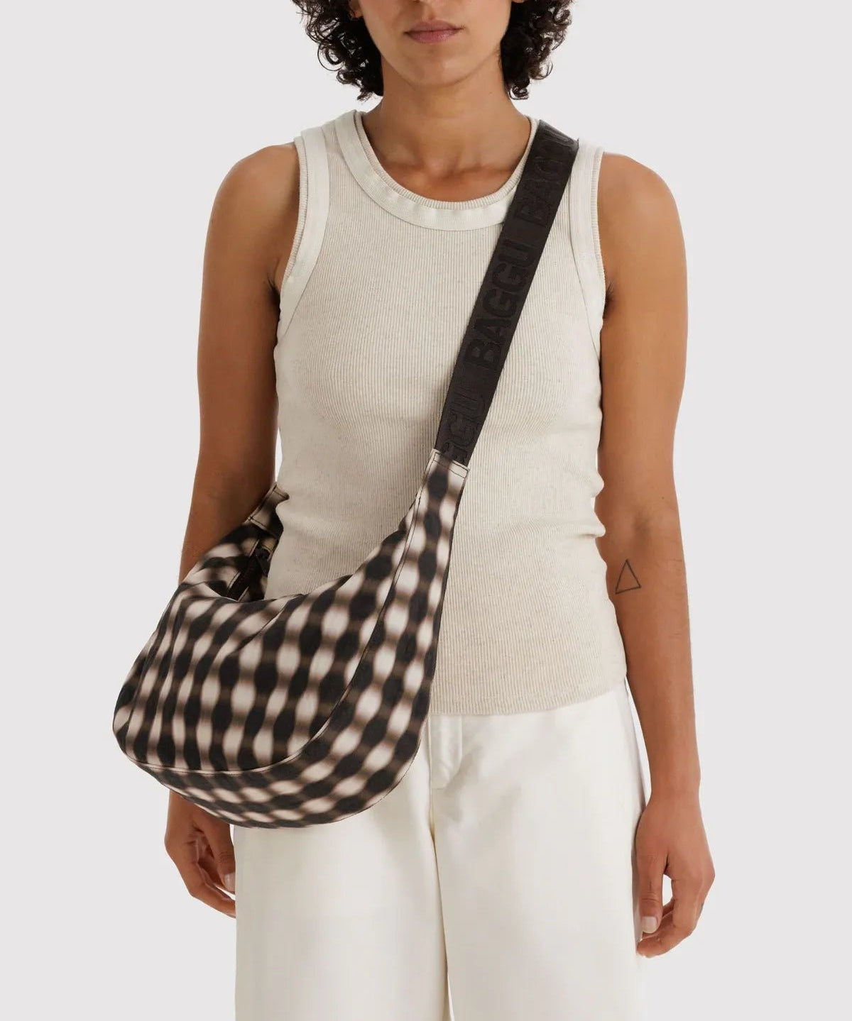 BAGGU - Medium Nylon Crescent Bag Umhängetasche • Blurred Gingham Brown - ROSA ECK