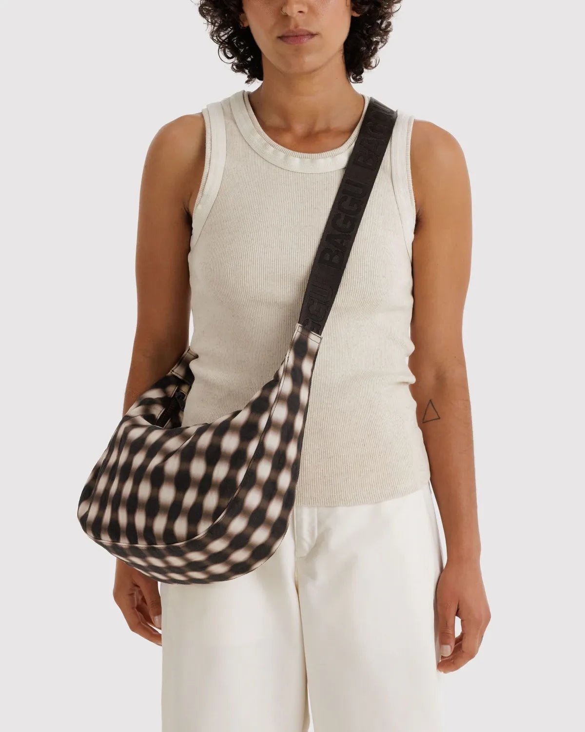 BAGGU - Medium Nylon Crescent Bag Umhängetasche • Blurred Gingham Brown - ROSA ECK
