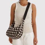 BAGGU - Medium Nylon Crescent Bag Umhängetasche • Blurred Gingham Brown - ROSA ECK