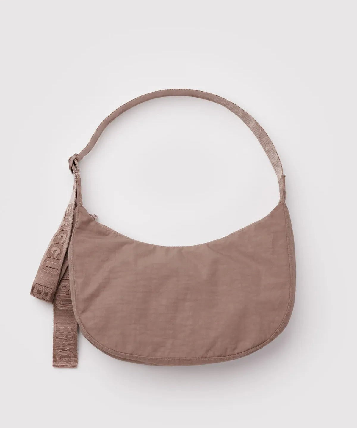 BAGGU - Medium Nylon Crescent Bag Umhängetasche • Toasted Almond - ROSA ECK