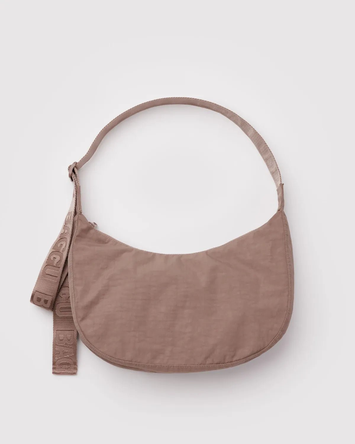 BAGGU - Medium Nylon Crescent Bag Umhängetasche • Toasted Almond - ROSA ECK
