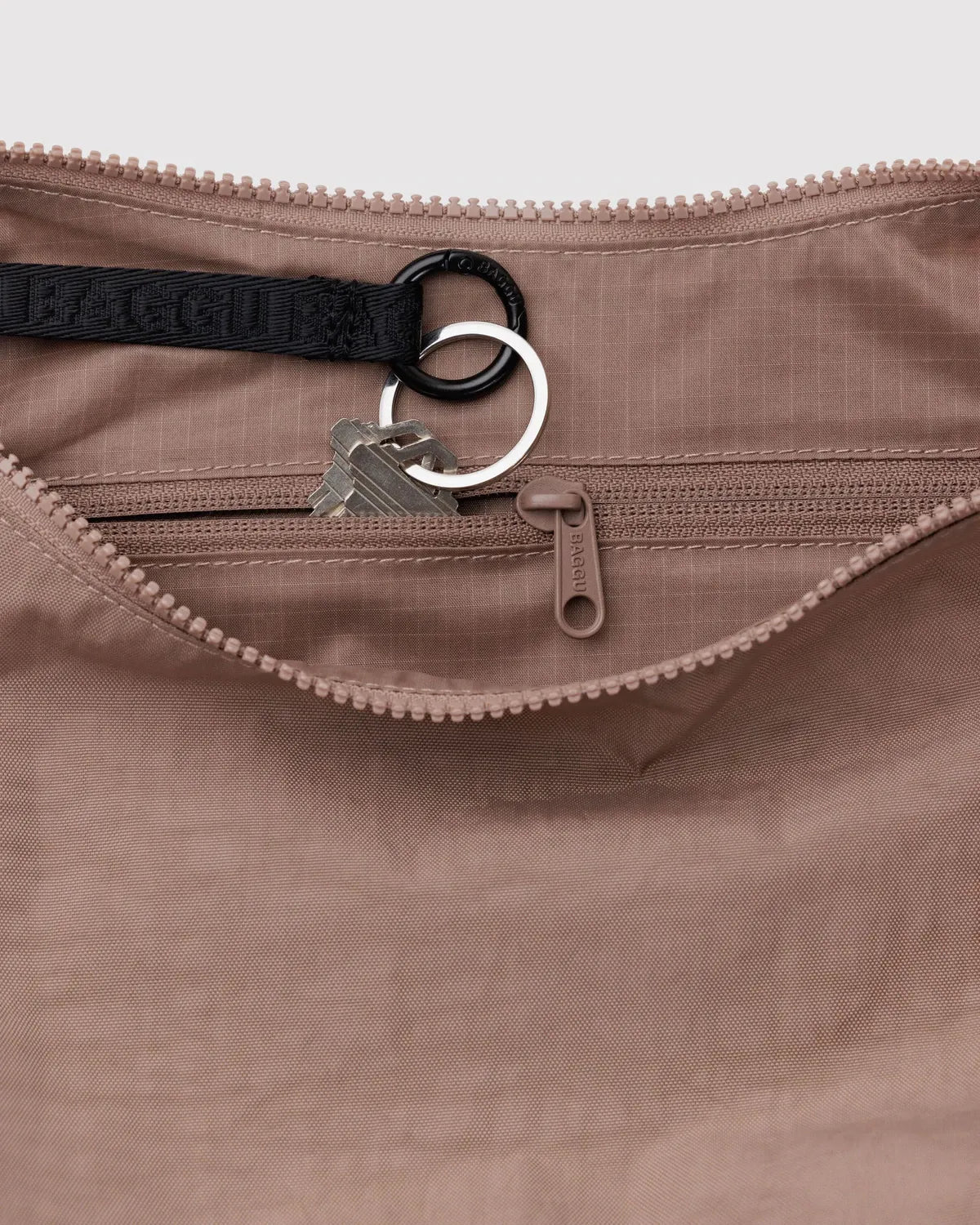 BAGGU - Medium Nylon Crescent Bag Umhängetasche • Toasted Almond - ROSA ECK