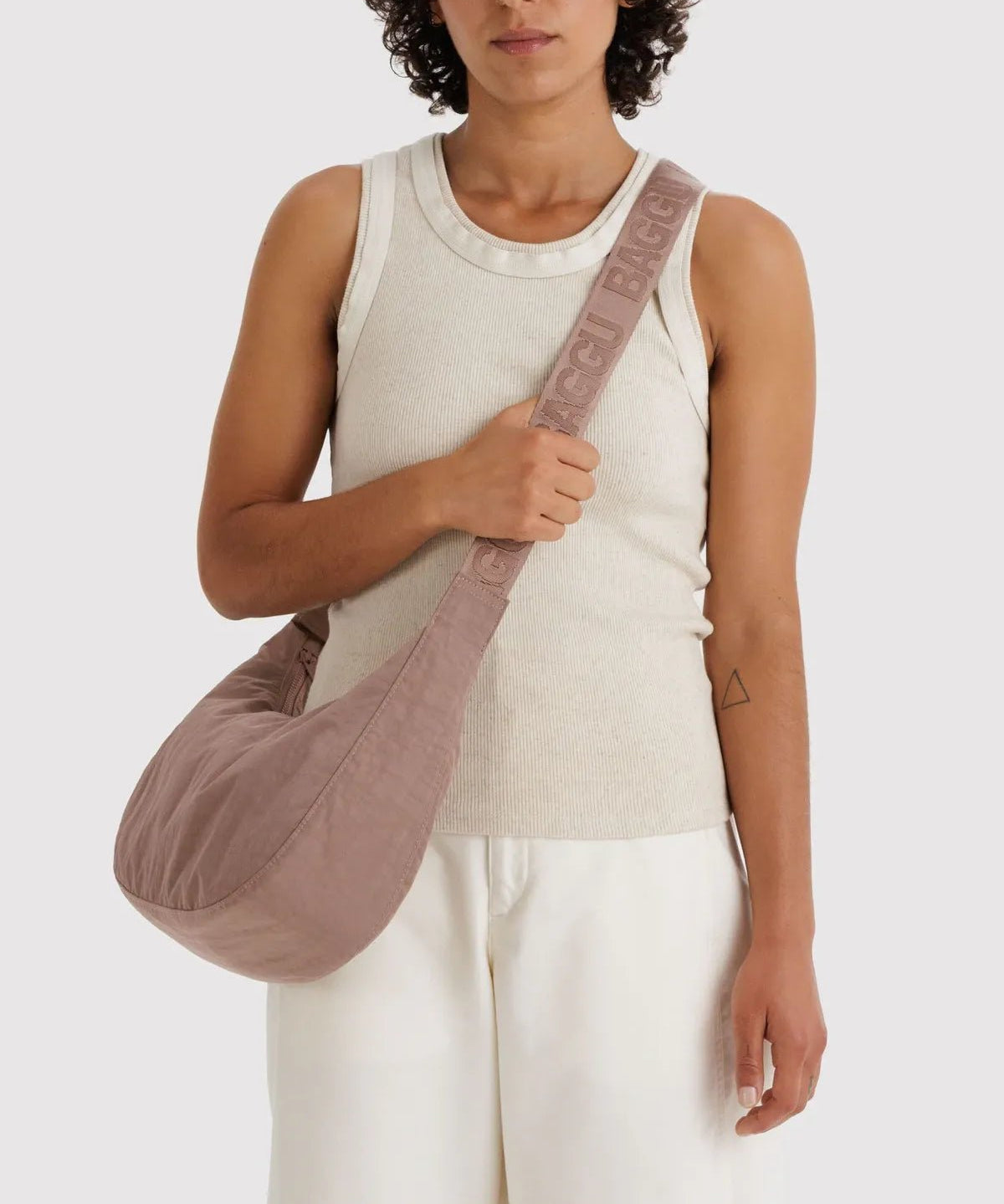 BAGGU - Medium Nylon Crescent Bag Umhängetasche • Toasted Almond - ROSA ECK
