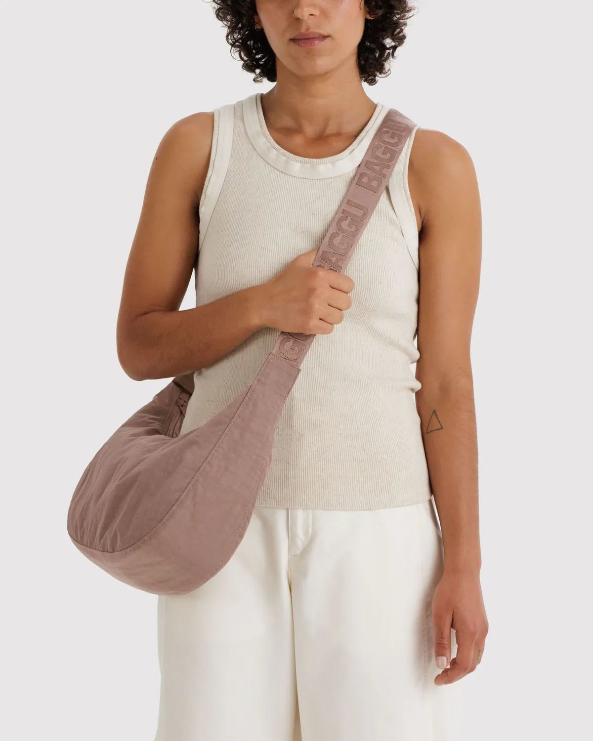 BAGGU - Medium Nylon Crescent Bag Umhängetasche • Toasted Almond - ROSA ECK