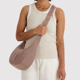 BAGGU - Medium Nylon Crescent Bag Umhängetasche • Toasted Almond - ROSA ECK