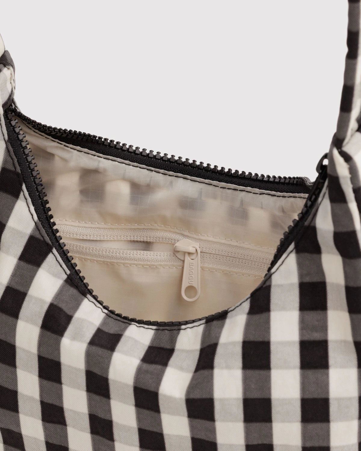 Mini Schultertasche aus Nylon • Black and Cream Gingham