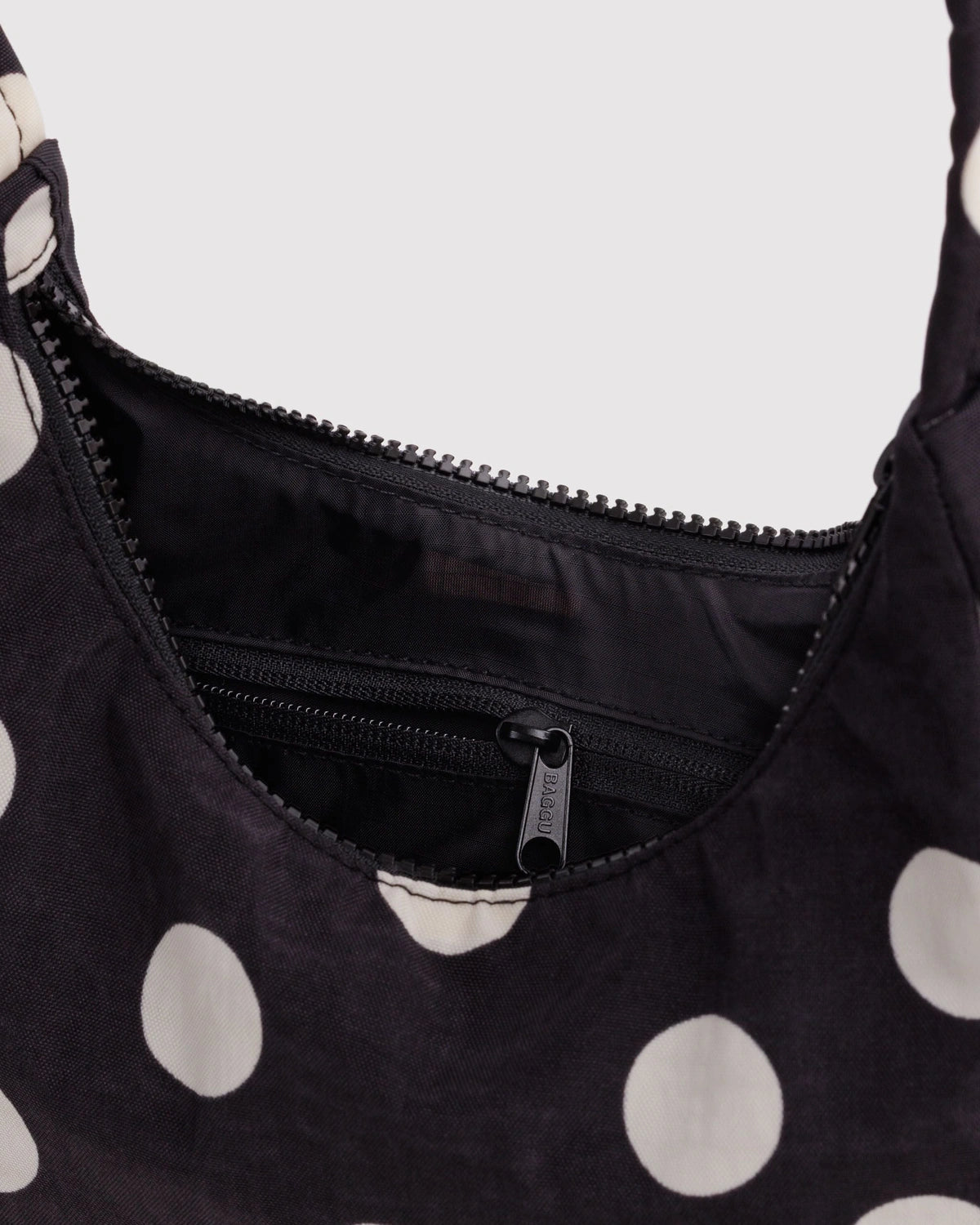 Mini Schultertasche aus Nylon • Black and Cream Polka Dot