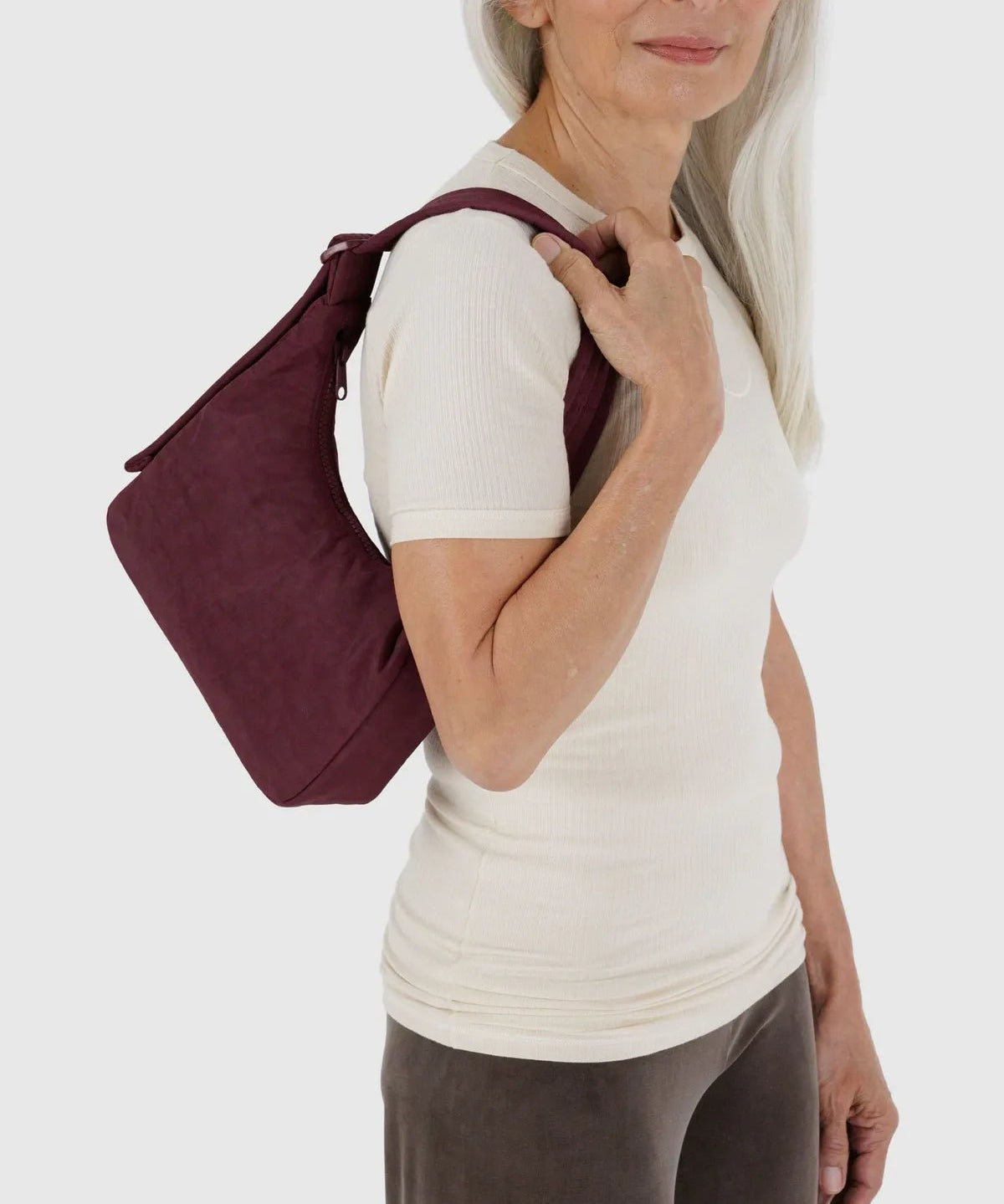 BAGGU - MINI NYLON SHOULDER BAG Schultertasche • Mahogany - Schultertasche - ROSA ECK