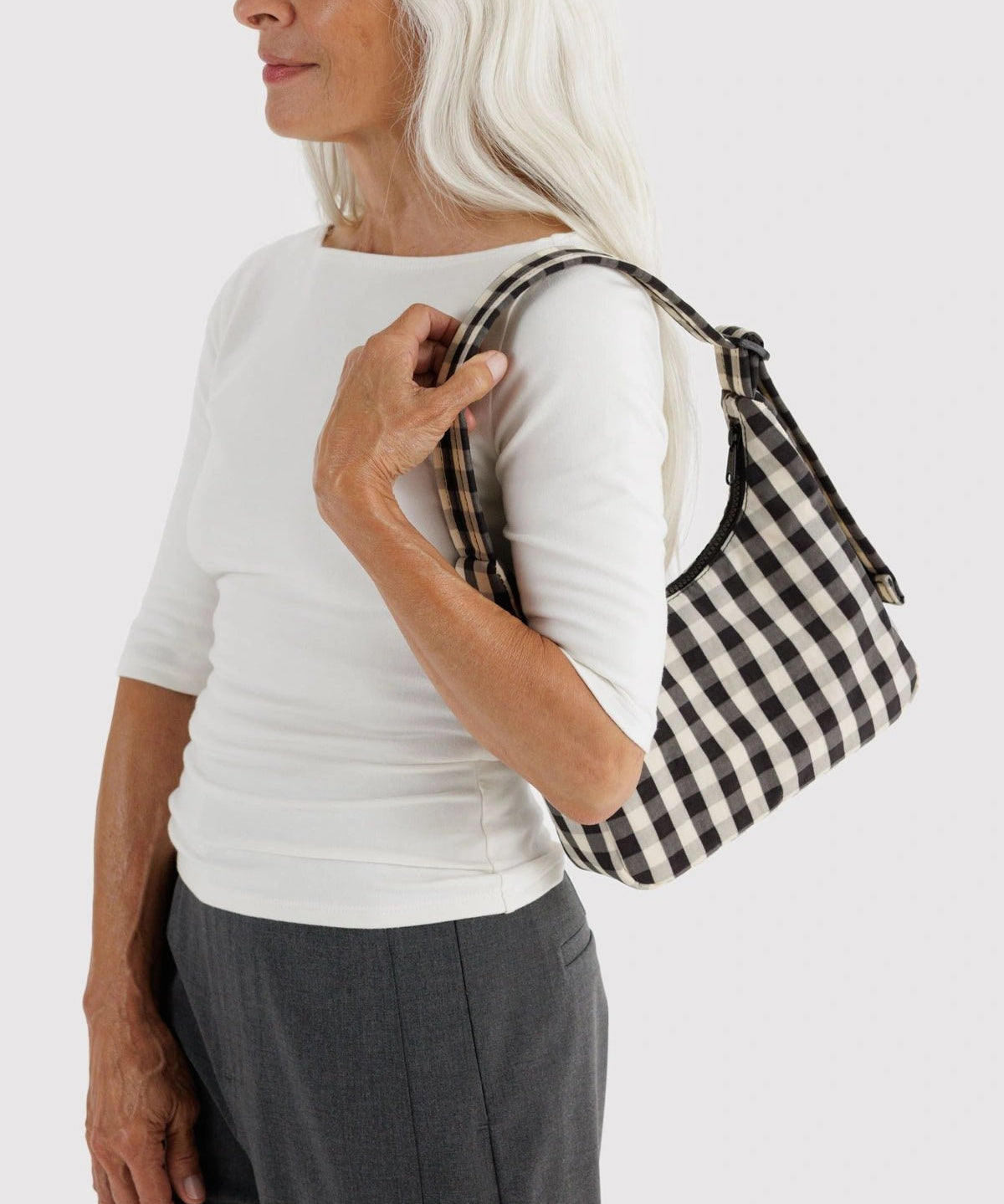 BAGGU - Mini Schultertasche aus Nylon • Black and Cream Gingham - ROSA ECK