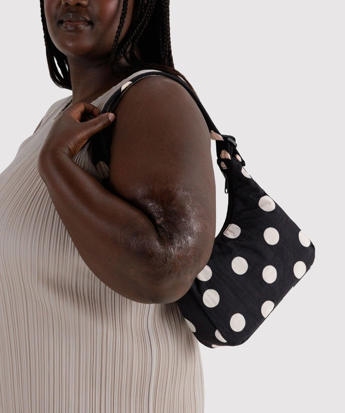 BAGGU - Mini Schultertasche aus Nylon • Black and Cream Polka Dot - ROSA ECK