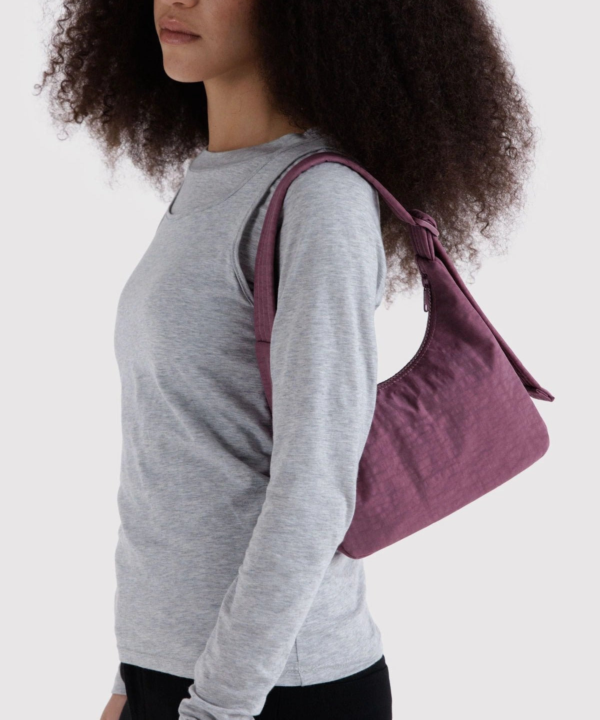 BAGGU - Mini Schultertasche aus Nylon • Wild Plum - ROSA ECK